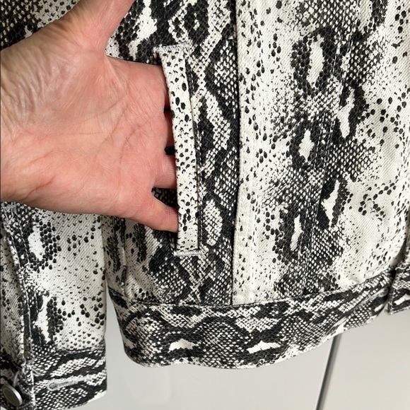 BLANK NYC NWOT Women's Oversized Snake Print Denim Jean Jacket, Size XS - Picture 8 of 10